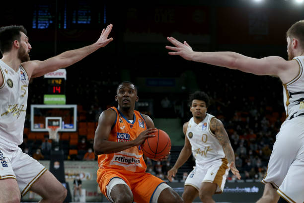 转会市场中 转会市场中